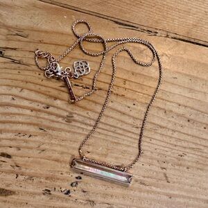 Kendra Scott Leonor Bar Necklace in Rose Gold Dichroic Glass